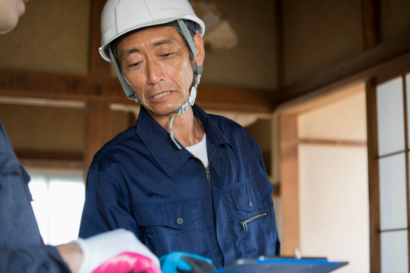 打ち合わせする職人